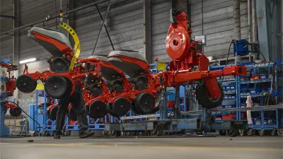 un photo Assembly seeders KUHN HUARD