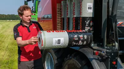 A men changing the KUHN-WRAP Sustane film