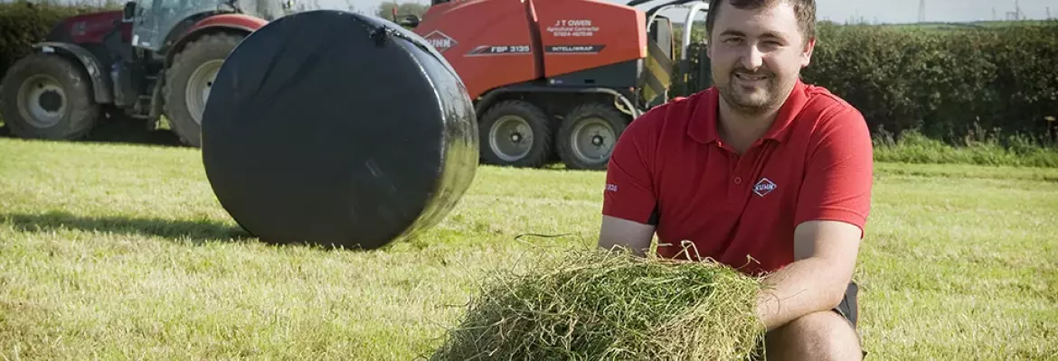 Photo illustrant l'interview d'un agriculteur sur le fourrage de qualité.