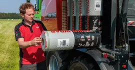 A men changing the KUHN-WRAP Sustane film