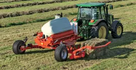 Model SW 1614 C transportuje drugą belę na ramieniu ładującym w czasie owijania pierwszej