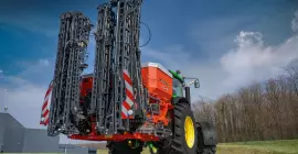 Zawieszany pneumatyczny rozsiewacz nawozów AERO 32.1 w pozycji transportowej