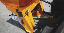 Zaczep i rama rozsiewacza do soli, piasku, żwiru i nawozu RAUCH AXEO