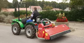 Rozdrabniacz do terenów zielonych BE 18 podczas transportu po drodze