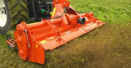 Rozbijanie brył i doskonałe mieszanie gleby i resztek dzięki hydraulicznej regulacji tylnej pokrywy