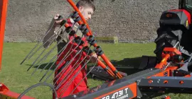 umieszczanie ramion w uchwytach