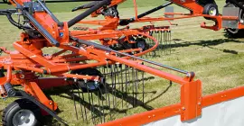 Hydrauliczna regulacja szerokości wału pokosu