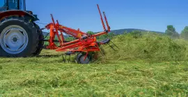 Przetrząsacz GF 10803 podczas pracy w polu