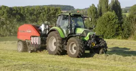 Prasoowijarka IBIO+ formuje bele na tle drzew w pejzażu Austrii.