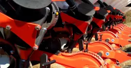 Nacisk na podłoże wynoszący 120 kg zapewnia, że sekcja wysiewająca KOSMA jest doskonale utrzymywana w ziemi.