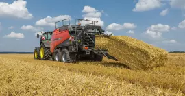 SB 1290 iD prasująca na polu pokrytym słomą