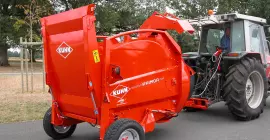 Półzawieszany KUHN PRIMOR 2060 H w pozycji transportowej