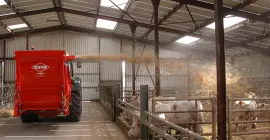 KUHN PRIMOR 2060 S w ustawieniu do ścielenia słomą