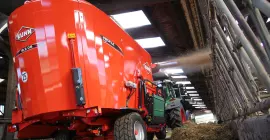 Wóz paszowy PROFILE PLUS 2 DS z 2 pionowymi ślimakami w pracy