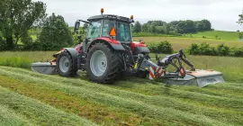 PZ 3015 pracująca w połączeniu z kosiarką przednią