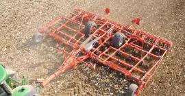 Płynna regulacja hydrauliczna w kultywatorze PROLANDER pozwala na zmianę głębokości roboczej z kabiny ciągnika.