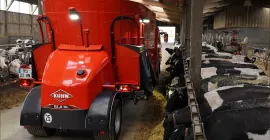 Zadawanie paszy z prawej strony maszyny SPW Power