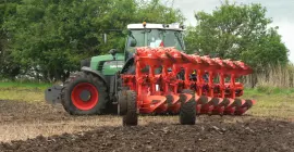 Pług VARI-MANAGER podczas wykonywania nawrotu na końcu pola