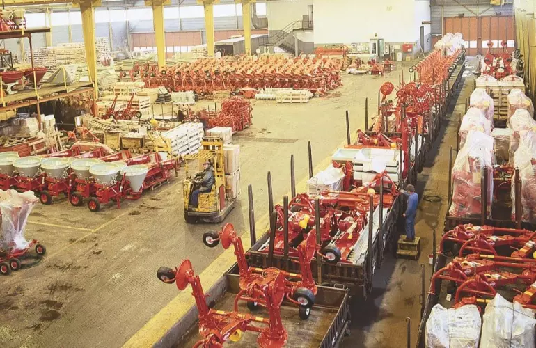 In 1980, KUHN opened a new storage and dispatch area that spans over 13,000 square meters (140,000 square feet).