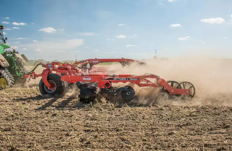 Brona talerzowa OPTIMER L 12000 podczas pracy