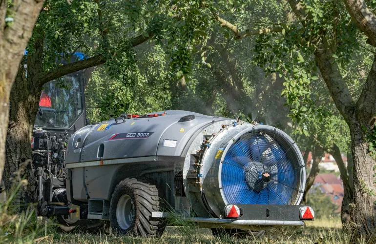 The GEO 3002 air-blast sprayer at work in an orchard of mirabelle plum trees