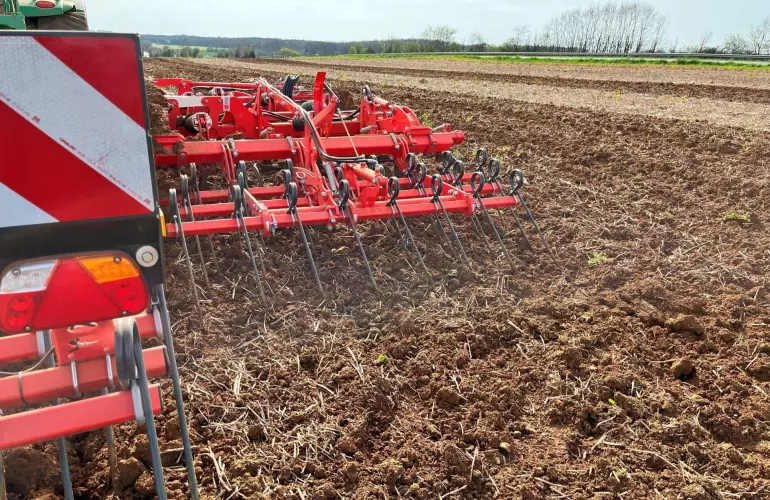 The triple harrow maintains residues on the surface