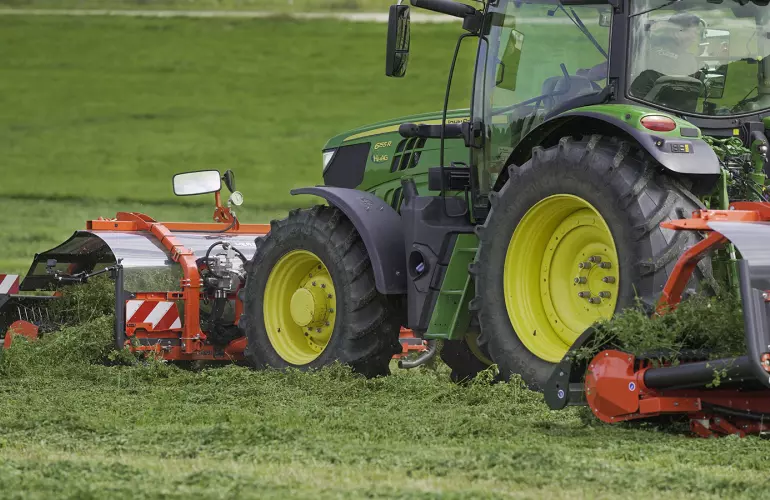 MERGE MAXX 440 F working in the field