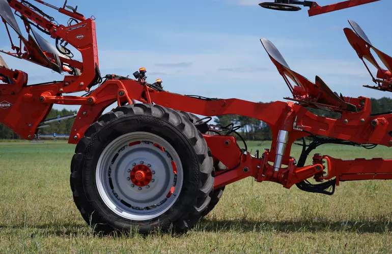 Large diameter wheels provide excellent traction in the most extreme conditions.