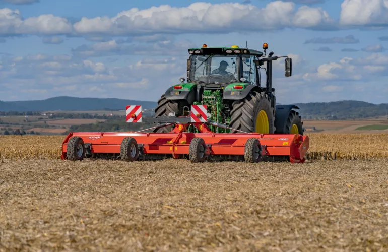RM610R podczas pracy na polu