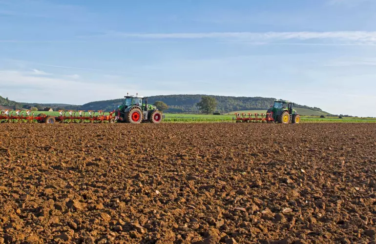 Vue sur une charrue traîné VARI-CHALLENGER KUHN au travail en champs