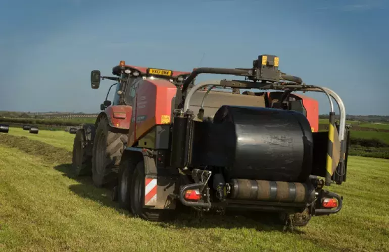 Presse enrubanneuse KUHN en mouvement