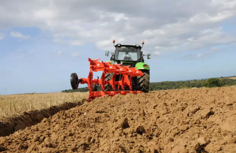 Vue sur la charrue portée réversible master 103 depuis le sol