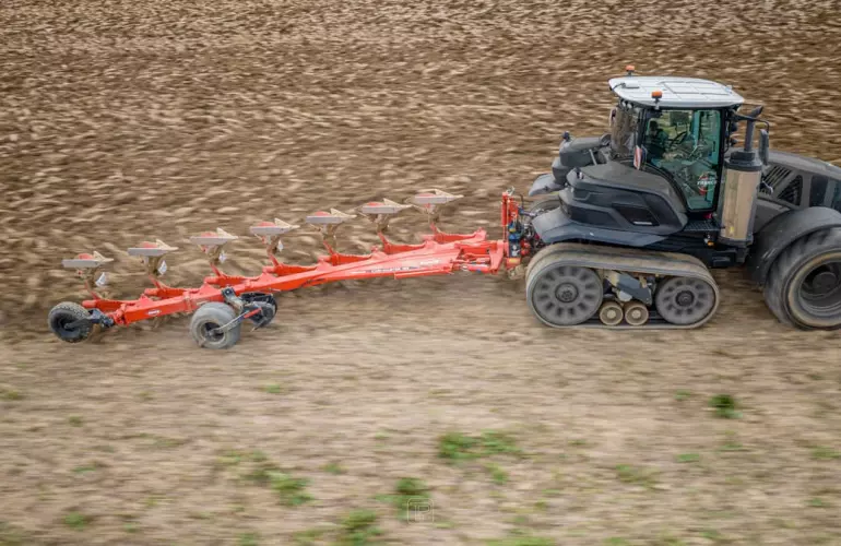 Vue sur la charrue portée réversible master 183 en labour hors raie