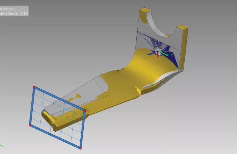 Na lewej fotografii przedstawiono nałożenie standardowego oryginalnego zęba brony wirnikowej KUHN i adaptacyjnego nieoryginalnego zęba brony wirnikowej z węglików spiekanych. Niebieska płytka odpowiada przekrojowi widocznemu na prawym zdjęciu.