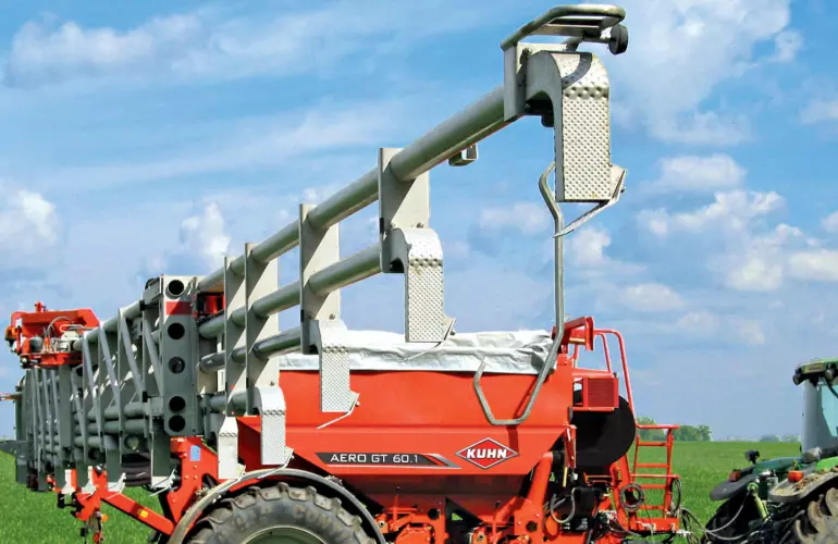 Pneumatyczny rozsiewacz nawozów KUHN AERO GT w pracy