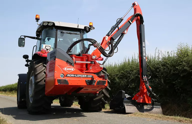 Kosiarka wysięgnikowa KUHN AGRI-LONGER GII z zabezpieczeniem najazdowym na przegubie ramienia w pozycji transportowej.