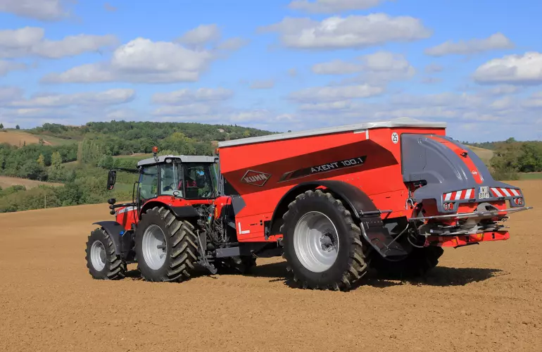 Rozsiewacz nawozów AXENT podczas pracy na polu