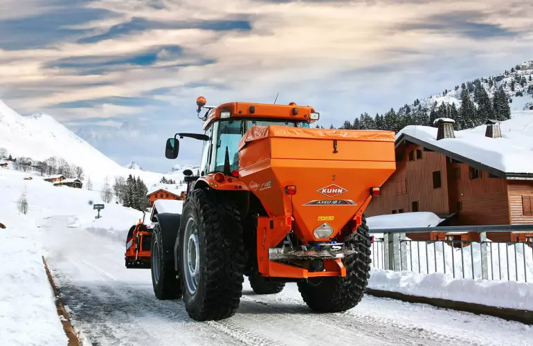 Rozsiewacz RAUCH AXEO podczas pracy