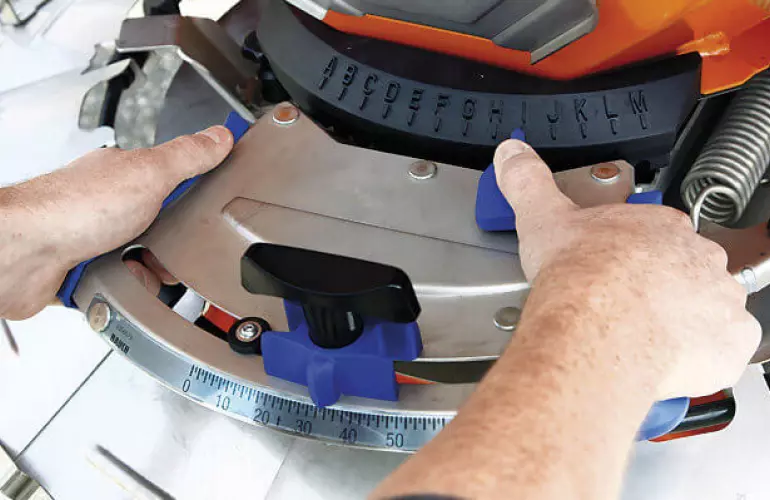 Łatwa zmiana ustawień roboczych w rozsiewaczu do soli, piasku, żwiru i nawozu RAUCH AXEO