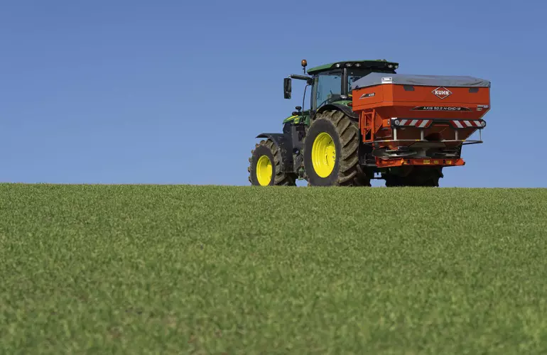 Rozsiewacz nawozu RAUCH AXIS 40.2 na polu pszenicy