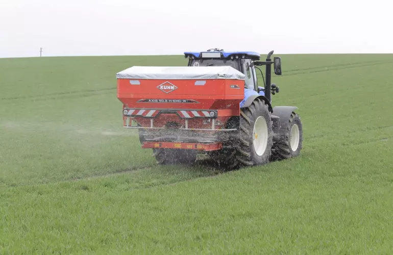 AXIS 50.2 H-EMC-W ISOBUS Rozsiewacz nawozów w działaniu