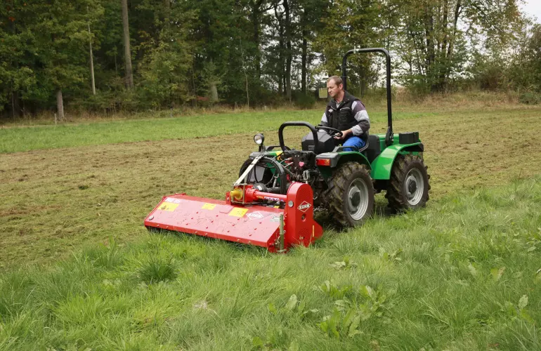 Rozdrabniacz do terenów zielonych BE 16 podczas pracy