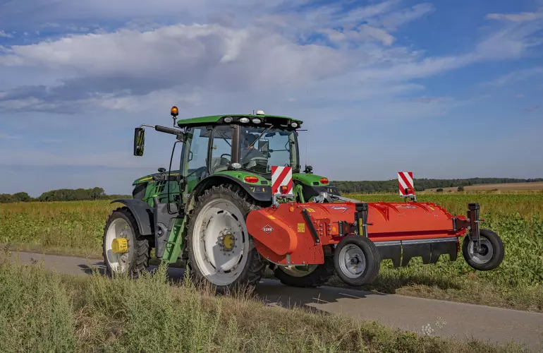 BFP 320 na drodze w Picardie, Francja, w pozycji transportowej