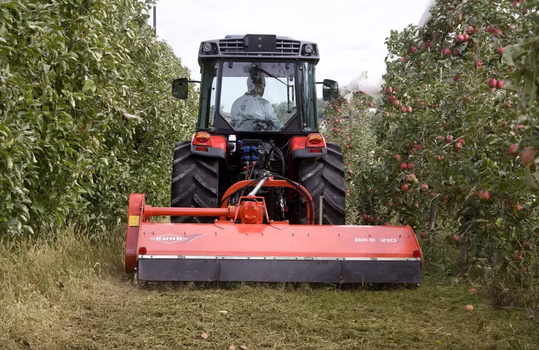 Równomierne rozrzucenie rozdrobnionych resztek pożniwnych na powierzchni pola przyśpiesza ich rozkład.