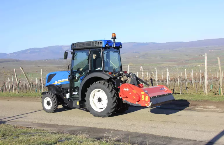 Rozdrabniacz do terenów zielonych BV 14 podczas transportu po drodze
