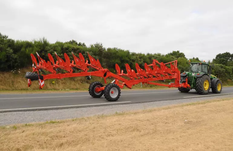 Półzawieszany pług obracalny CHALLENGER w pozycji transportowej