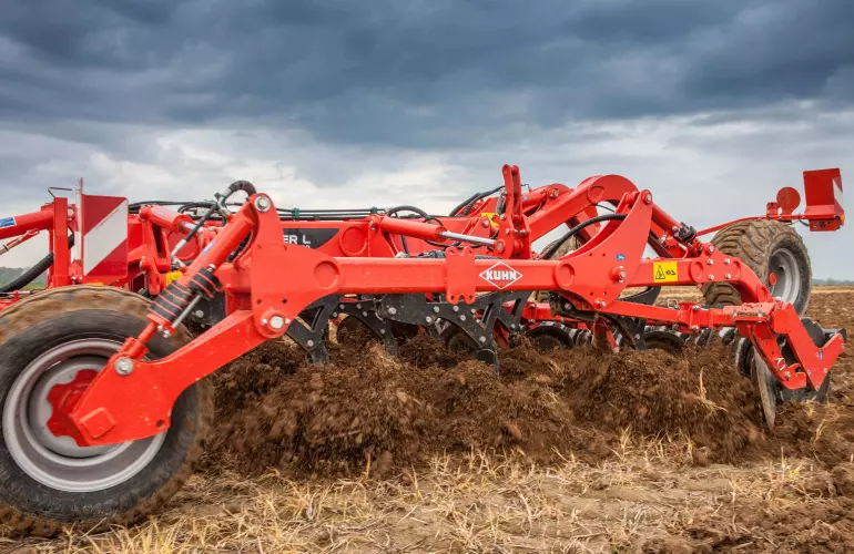 CULTIMER L 300, podobnie jak pozostałe modele w tej gamie maszyn zapewniają jednorodne wymieszanie resztek pożniwnych z glebą