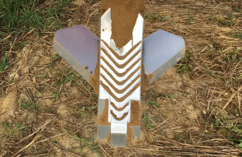 Dłuta 80 mm z lemieszami bocznymi z węglików pozwalają w pełni wykorzystać potencjał kultywatora CULTIMER.