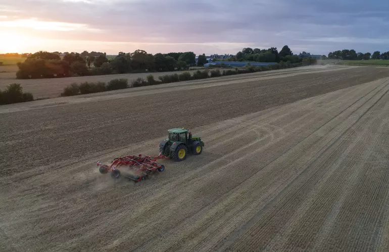 Kultywator CULTIMER podczas pracy