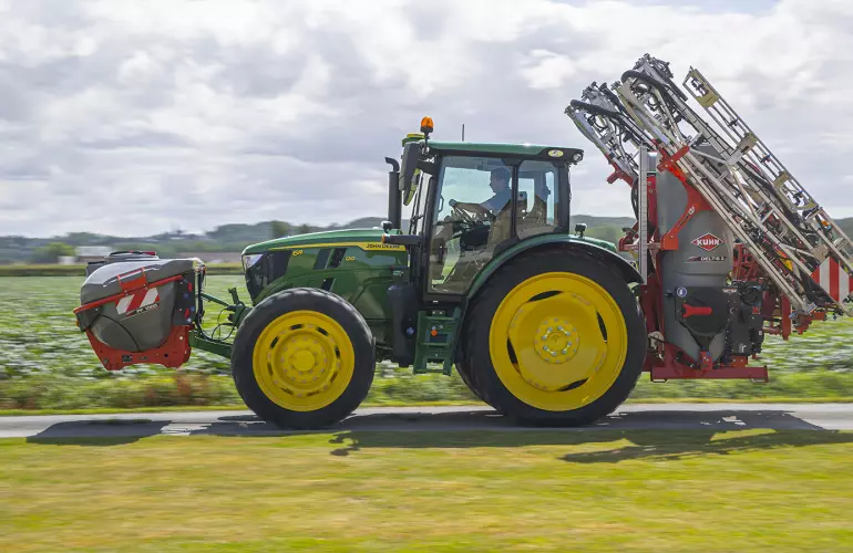 MKTG_WEB\KBL\02_Mounted sprayers\03_DELTIS 2\Media Gallery\DELTIS-1502_PF1000_WORK_AERIAL_JOHN-DEERE-(1).jpg